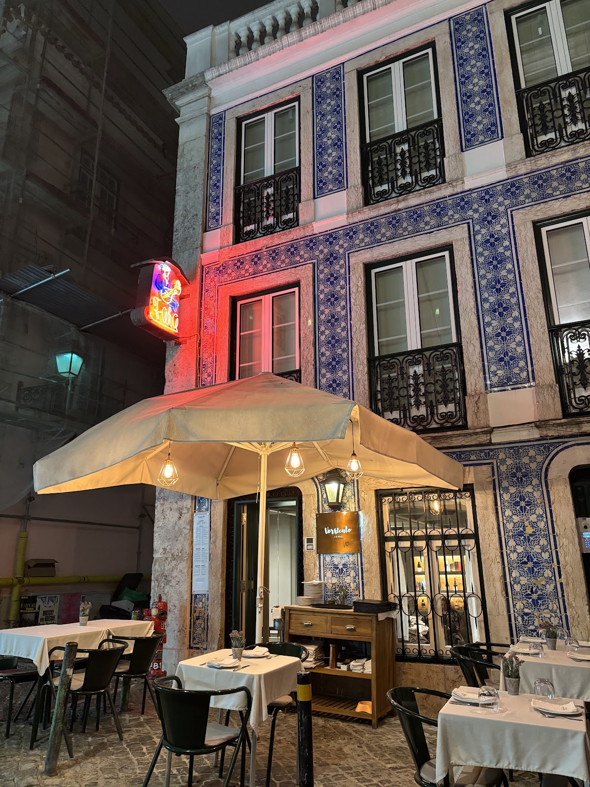 Contra Lisboa the frontage