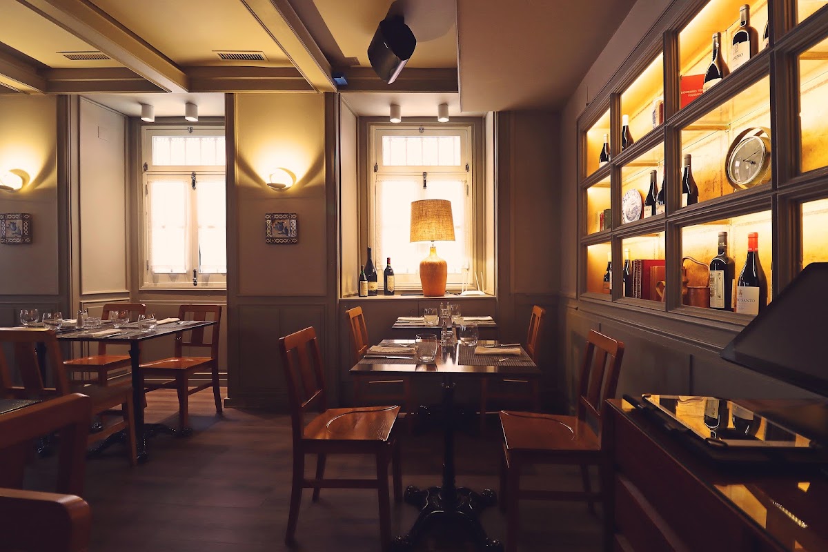 Contra Lisboa warm dining room